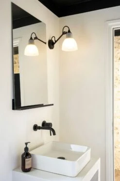 Lampe Gras N°104 Wandleuchte Badezimmer, Polycarbonat -Günstiges Leuchten Geschäft dcweditions n104 bathroom 5