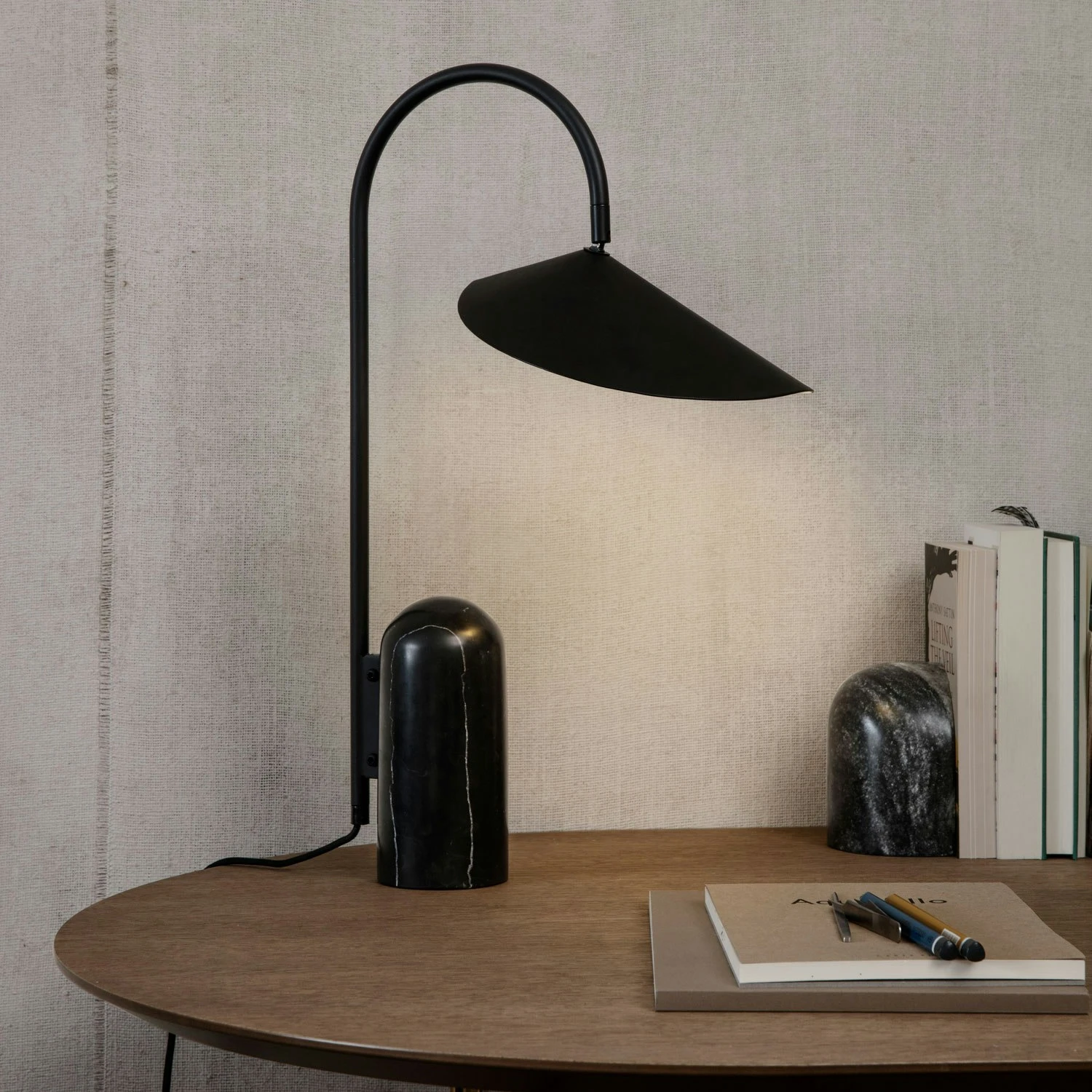 Ferm LIVING Arum Tischlampe, Schwarz 4 Ferm LIVING Arum Tischlampe, Schwarz – Bild 2