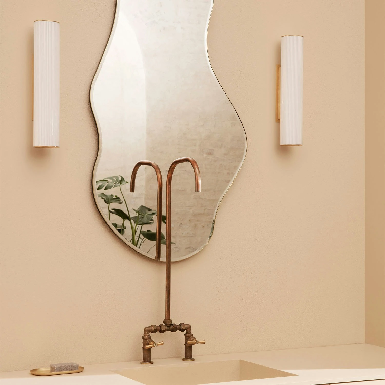 Ferm LIVING Vuelta Wandleuchte 40, Weiß / Messing 7 Ferm LIVING Vuelta Wandleuchte 40, Weiß / Messing – Bild 5