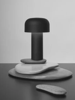 Flos Bellhop Tischlampe Tragbar, Schwarzmatt -Günstiges Leuchten Geschäft flos bellhop table lamp portable 1