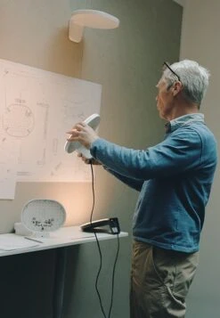 Flos Oplight W1 Wandleuchte, Textured White -Günstiges Leuchten Geschäft flos oplight w1 wall lamp 2 1