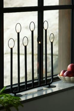 Globen Lighting Natale 7 Adventskerzenhalter, Schwarz 7 Globen Lighting Natale 7 Adventskerzenhalter, Schwarz -Günstiges Leuchten Geschäft globen lighting natale 7 2