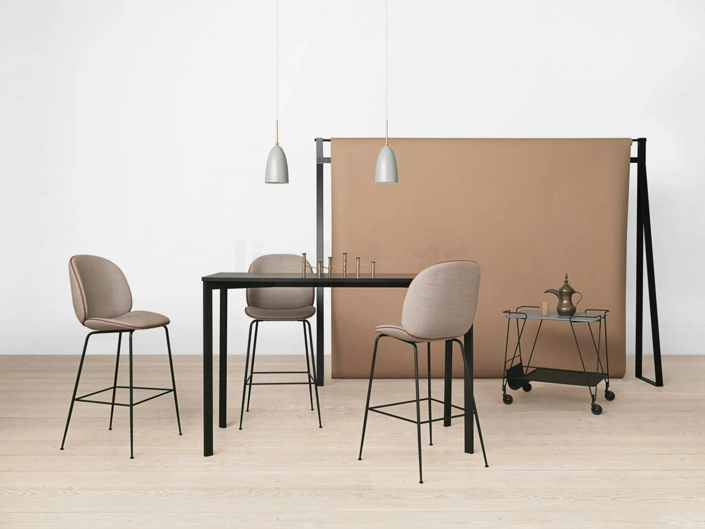 Gubi Gräshoppa Hängelampe, Glossy Black 5 Gubi Gräshoppa Hängelampe, Glossy Black – Bild 3