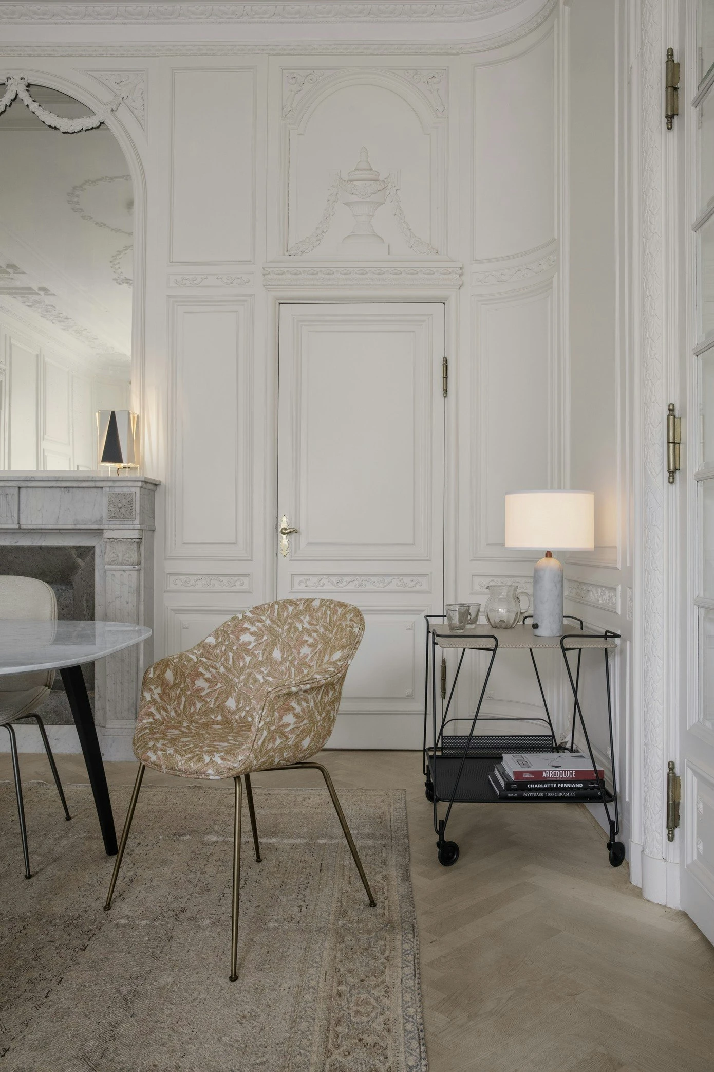 Gubi Gravity Tischlampe Groß, Grauer Marmor / Weiß 4 Gubi Gravity Tischlampe Groß, Grauer Marmor / Weiß – Bild 2