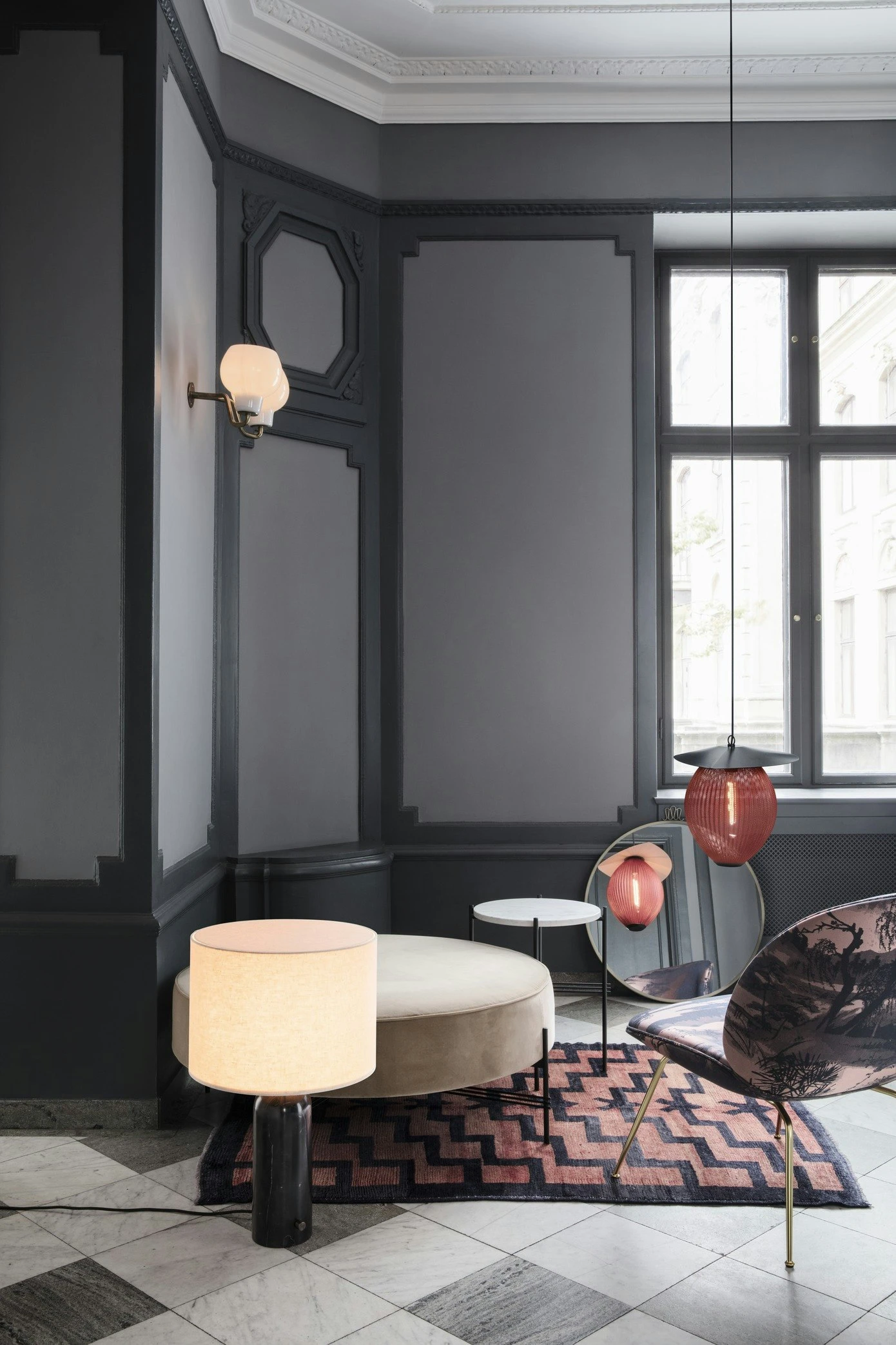 Gubi Gravity Tischlampe Groß, Grauer Marmor / Weiß 5 Gubi Gravity Tischlampe Groß, Grauer Marmor / Weiß – Bild 3