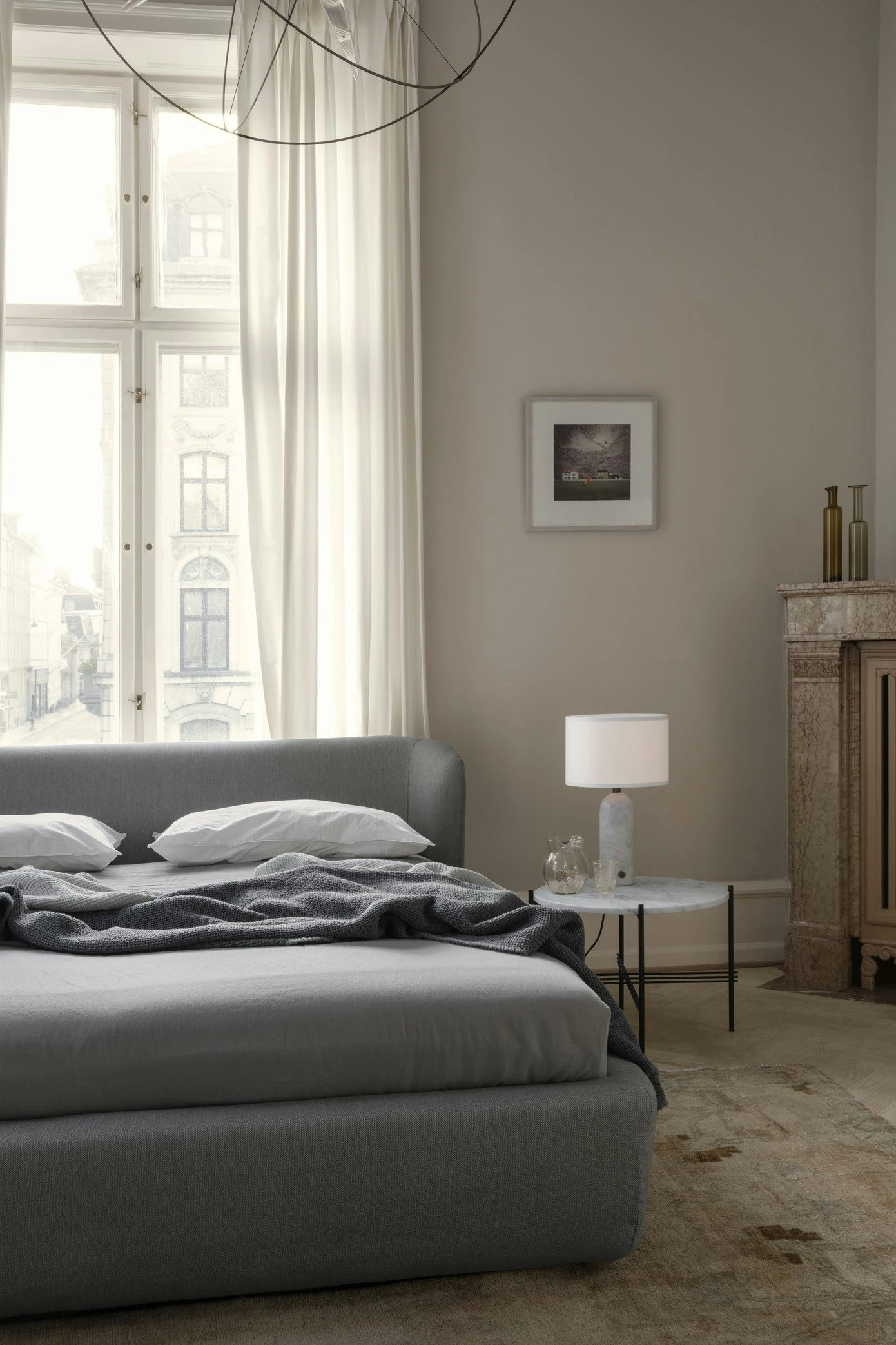 Gubi Gravity Tischlampe Groß, Grauer Marmor / Weiß 7 Gubi Gravity Tischlampe Groß, Grauer Marmor / Weiß – Bild 5