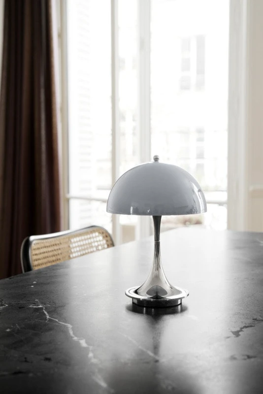 Louis Poulsen Panthella V2 Table Lamp Portable Tischlampe Hergestellt Aus Acryl Hergestellt Aus Aluminium Lampenschirm Aus Acryl, Lampensockel Aus Aluminium Tragbar Grey Opal Acrylic 5 Louis Poulsen Panthella V2 Table Lamp Portable Tischlampe Hergestellt Aus Acryl Hergestellt Aus Aluminium Lampenschirm Aus Acryl, Lampensockel Aus Aluminium Tragbar Grey Opal Acrylic – Bild 3