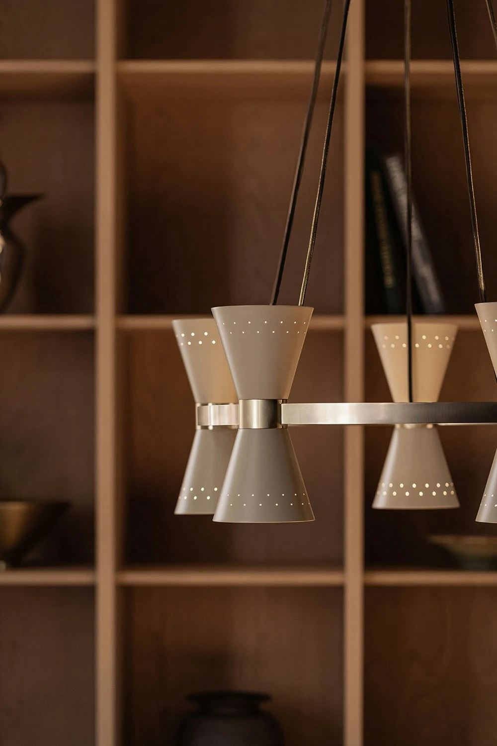 Menu Collector Kronleuchter 5, Creme/Poliertes Messing 6 Menu Collector Kronleuchter 5, Creme/Poliertes Messing – Bild 4