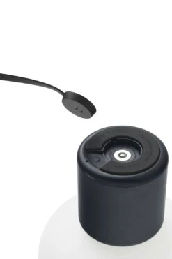 New Works Karl-Johan Tischlampe Tragbar, Cold Black -Günstiges Leuchten Geschäft new works karl johan tischlampe tragbar 11