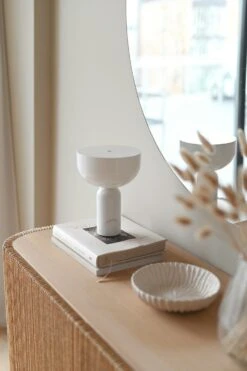 New Works Kizu Portable Tischlampe, Weiß Marmoriert -Günstiges Leuchten Geschäft new works kizu portable tischlampe 2