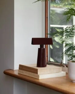 &Tradition Caret MF1 Tischlampe Tragbar, Dark Burgundy -Günstiges Leuchten Geschäft tradition caret mf1 table lamp portable 10